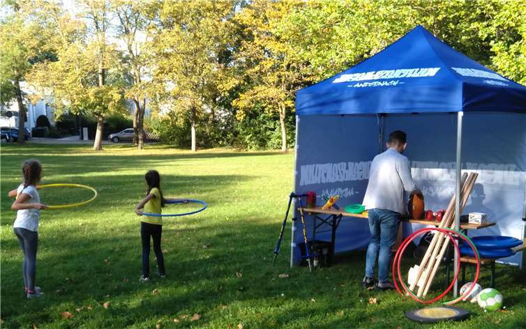 Das Spielmobil rollt bis Ende November und wieder nach Karneval jeden Montag zur „großen Wiese“ an der Kurt-Schumacher-Straße. Hier können alle Kinder und Jugendliche toben, spielen und tolle Geräte ausprobieren. Foto:JuZ
