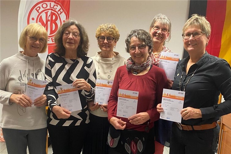 Das Sportabzeichen in Gold legten ab: (v.l.n.r.) Marlies Herrmann, Gerti Endres,Christa Schuh, Brunni Heinz, Anita Storck und Trudi Kiefer. Foto: Marlies Herrmann