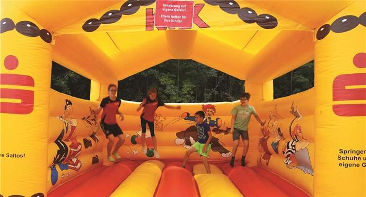 Das Springen und Toben in der Hüpfburg ist für die Kinder immer ein großer Spaß.EP