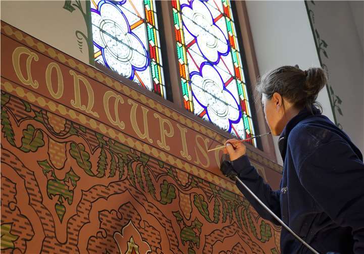 Historisches Spruchband aufgefunden Das Spruchband in der Pfarrkirche St. Laurentius Nentershausen wurde mittlerweile von einer Fachfirma mit den fehlenden Psalmen gefüllt.Alfred Lenz