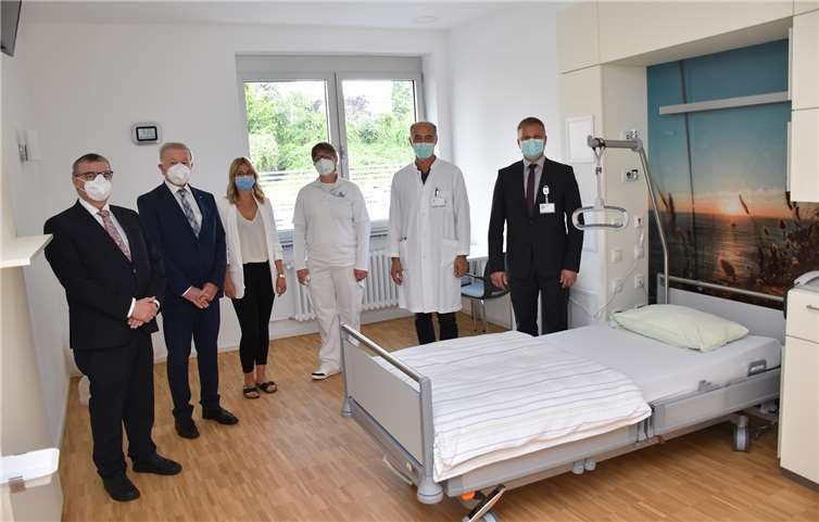 Das St. Elisabeth ist stolz auf seine Palliativstation. Georg Kohl (Kaufmännischer Direktor), Dr. Cvijetin Branding-Cvijanovic (Ärztlicher Direktor), Anke Sauerbrey (Oberärztin) und Annika Müller (Stationsleiterin) zeigen Dr. Paul Glauben vom Förderverein und Landrat Dr. Alexander Saftig (alle von rechts) eines der neuen Patientenzimmer.Foto: Gemeinschaftsklinikum Mittelrhein