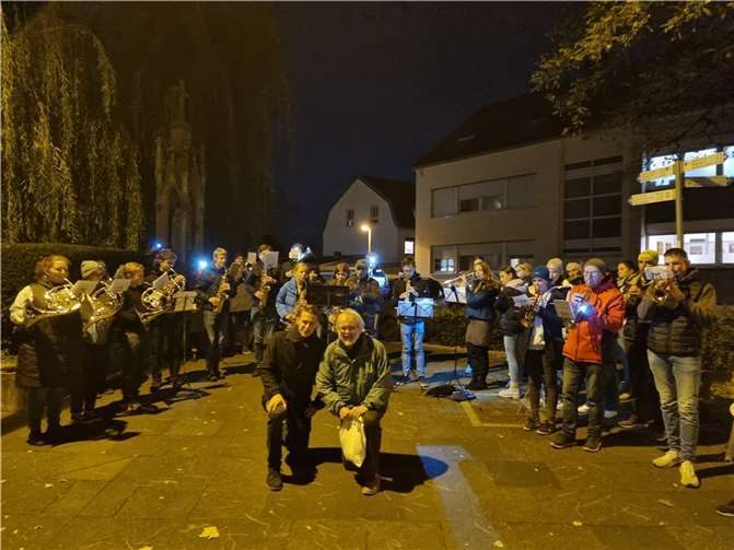 Das St.-Martins-Ensemble des St. Joseph-Gymnasiums, Rheinbach begleitete viele Martinszüge. Andreas Wiedemann (vorne r.), pensionierter Musiklehrer vom St. Joseph-Gymnasium, und Thomas Löffler, Leiter des Orchesters der Schule (vorne l.) hatten die Lieder eingeübt. Foto: St. Joseph-Gymnasium Rheinbach