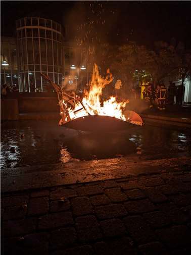 Das St. Martinsfeuer auf dem Burgplatz in Vallendar. Foto: Peter Wahlers