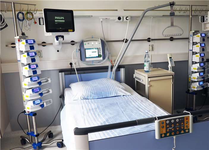 Das St. Nikolaus-Stiftshospital richtete eine neue Intermediate Care (IMC)-Station mit fünf Bettplätzen inklusive Beatmungsgeräten ein. Zusätzlich erhöhte das Krankenhaus die Beatmungskapazitäten seiner Intensivstation deutlich auf insgesamt 15 Beatmungsplätze. Foto: privat