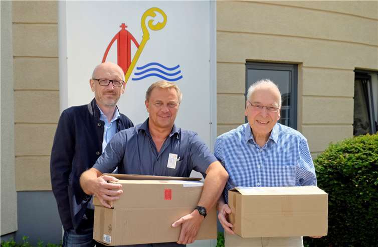 Das St. Nikolaus-Stiftshospital unterstützt den ehemaligen Belegarzt wieder beim Einsatz für „Die Ärzte für Afrika e.V.“. (V.l.:) Prokurist Jürgen Schmidt, Einkaufsleiter Rainer Lexen und Prof. Dr. Volkmar Lent mit gespendeten Materialen, die der Arzt in Ghana bei ärztlichen Eingriffen benötigt. Foto: privat