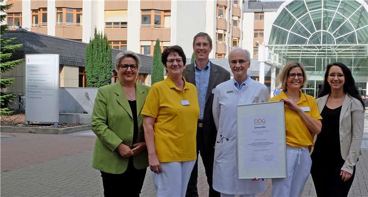 Das St. Nikolaus-Stiftshospital wurde von der Deutschen Diabetes Gesellschaft zertifiziert: (v.l.) Geschäftsführerin Cornelia Kaltenborn, Petra Hommen (Diabetesberaterin), Hans-Peter Mayer (Leiter Qualitäts- und Prozessmanagement), Dr. Heinrich Degen (Chefarzt der Abteilung für Innere Medizin), Nadine Faßbender (Leitende Diabetesberaterin), Alexandra Link (Qualitäts- und Prozessmanagement).Foto: St. Nikolaus - Stiftshospital GmbH Andernach