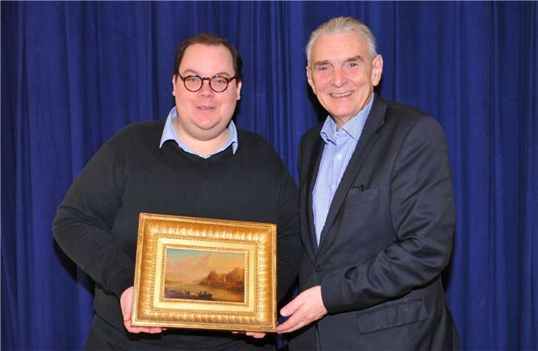 Das Stadtmuseum konnte seine Sammlung um ein wertvolles Gemälde ergänzen. Darüber freuen sich Bürgermeister Claus Peitz (rechts) und Museumsleiter Dr. Kai Seebert.  Foto: Stadt Andernach/Maurer