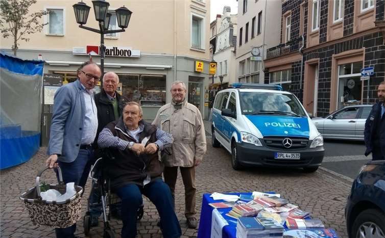 Das Stadtoberhaupt informierte sich (v.l.): Achim Hütten, Raymond Ferber, Peter Pleyer, August Bauer und Oberkommissar Baulig (PI Andernach).