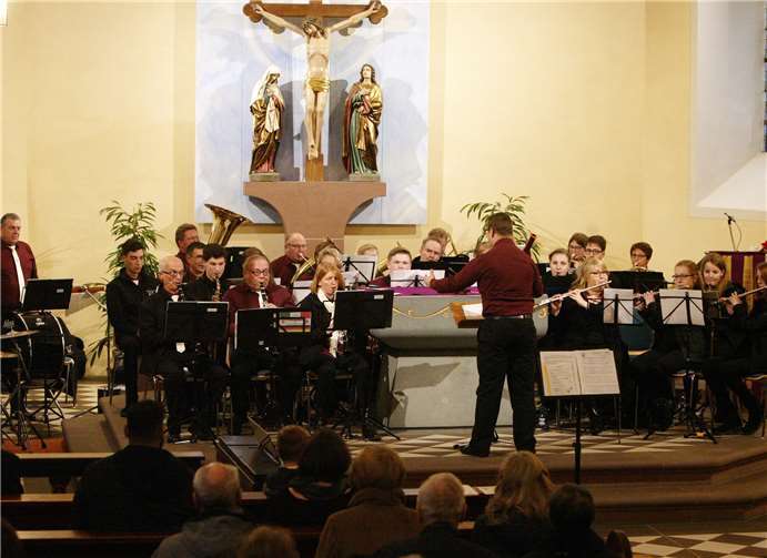 Das Stadtorchester Adenau unter der Leitung von Daniel Schleich und Marcel Vollmann.