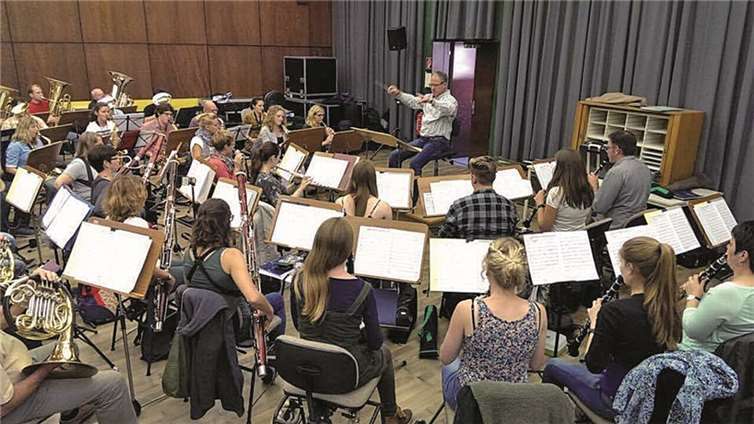 Das Stadtorchester Andernach mit dem holländischen Gastdirigenten Ruud Welle bei der Probenarbeit zum letztjährigen Festkonzert. privat