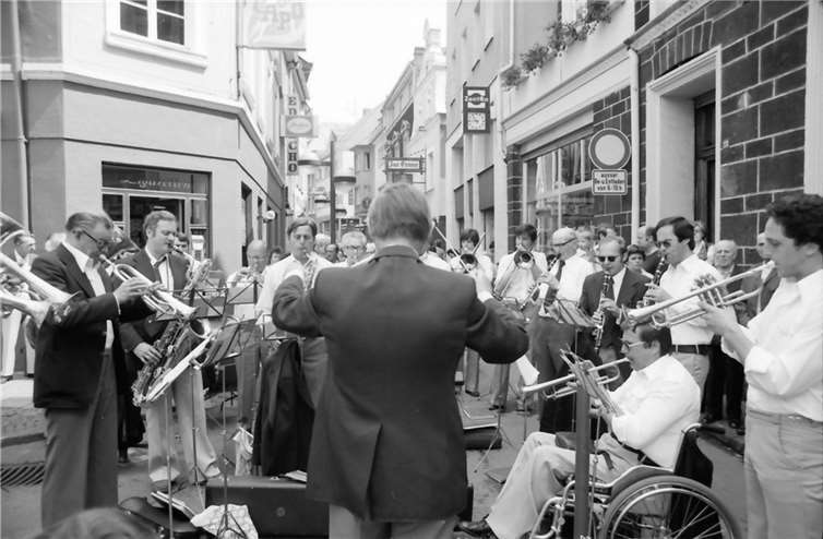 Das Stadtorchester im Jahr 1978 unter der Leitung von Helmut Nolinski auf dem Andernacher Marktplatz.