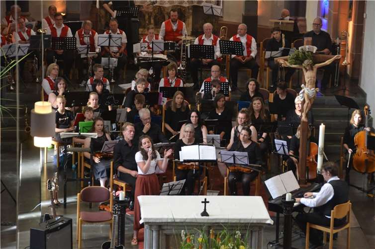 Das Stadtorchester und das Stadtsoldaten-Musikkorps mit Solistin Konstanz Keelan.  Fotos: AB