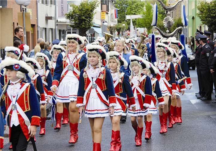 Das Stadtsoldaten-Corps Meckenheim führte den Festzug durch Meckeneims Altstadt aus Anlass des Jubiläums an.