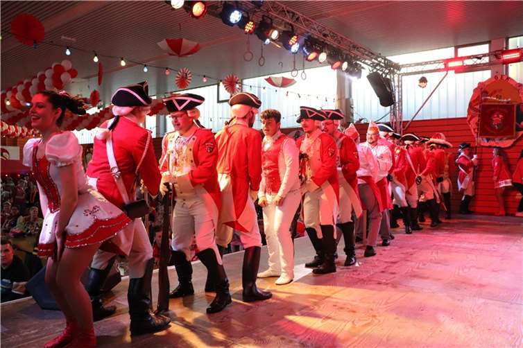 Das Stadtsoldatencorps Erpel mit Solomariechen Luisa Kotthoff beim Traditionswibbel.