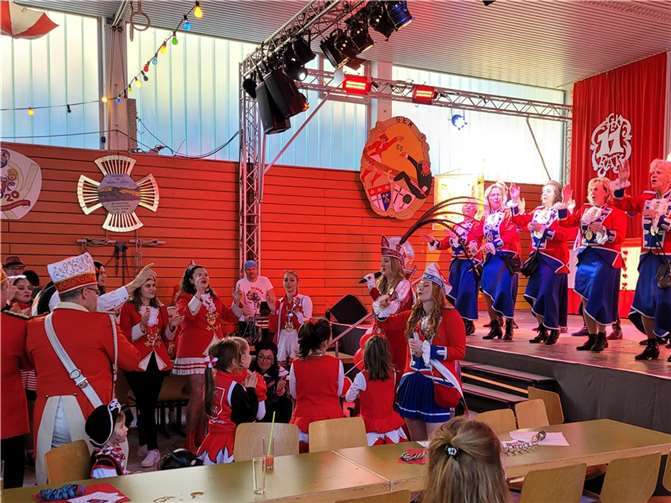 Das Stadtsoldatencorps Erpel mit Solomariechen Luisa Kotthoff beim Traditionswibbel.