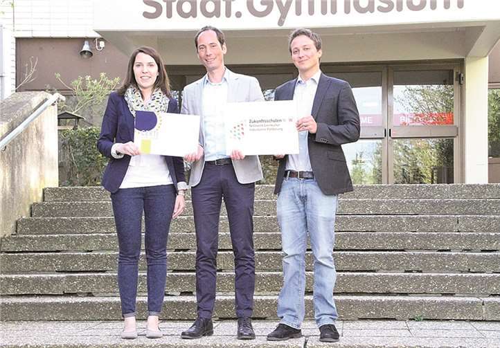 Das Städtische Gymnasium Rheinbach (von links Kea Mintrop, Stefan Schwarzer und Lutz Stichl) erhielt in den vergangenen Tagen das Exzellenslabel CertiLingua.Claudia Spittel