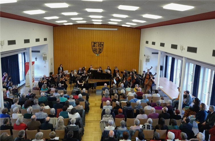 Das Städtische Orchester begeisterte die Zuhörerinnen und Zuhörer im voll besetzten Rathaussaal. 