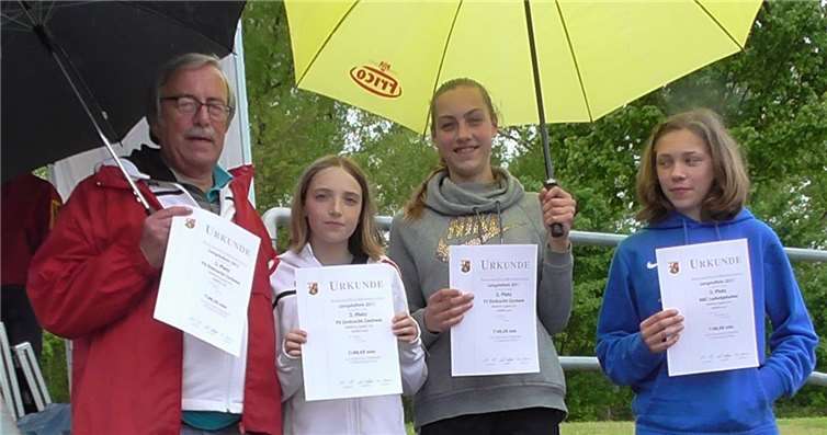 Das Staffeltrio mit Trainer Rudi Fix, Josi Balles, Hanna Görgen und Sarah Gräf (v.l.).privat