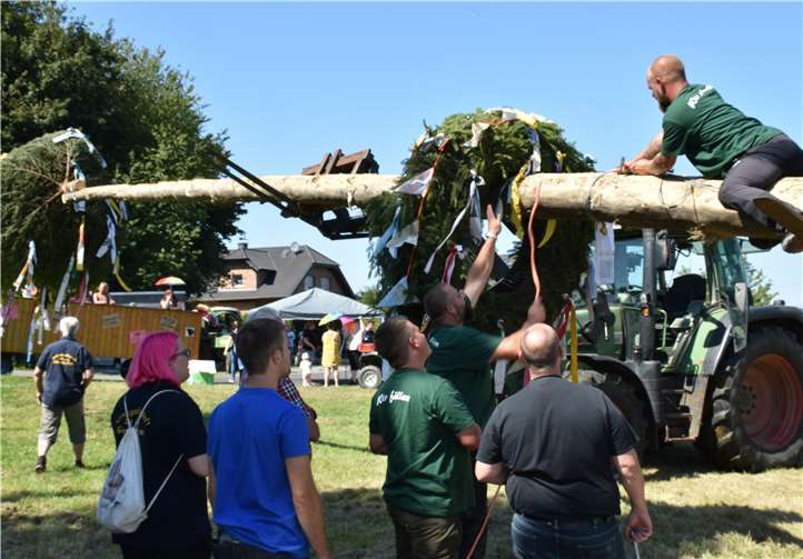 Das Stahlseil musste am Kirmesbaum neu befestigt werden.