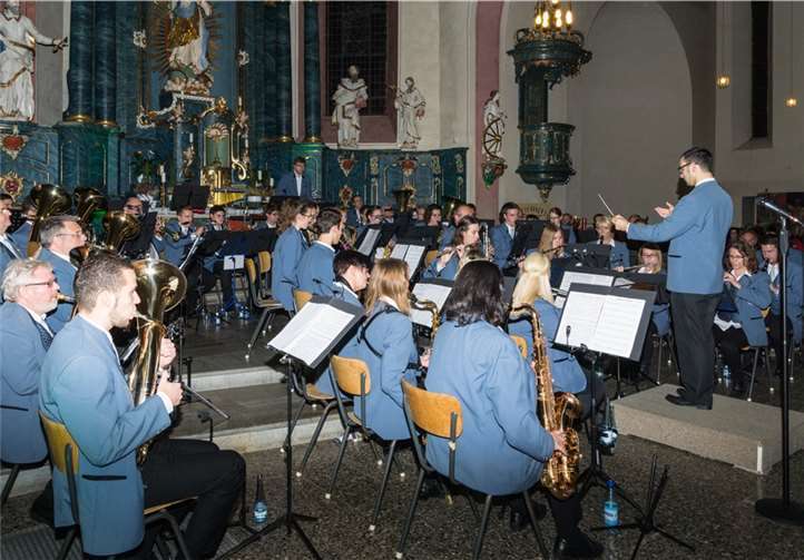 Das Stammorchester mit seinen 53 Akteuren zeigte die große Bandbreite seines Könnens auf. Detlev Hein