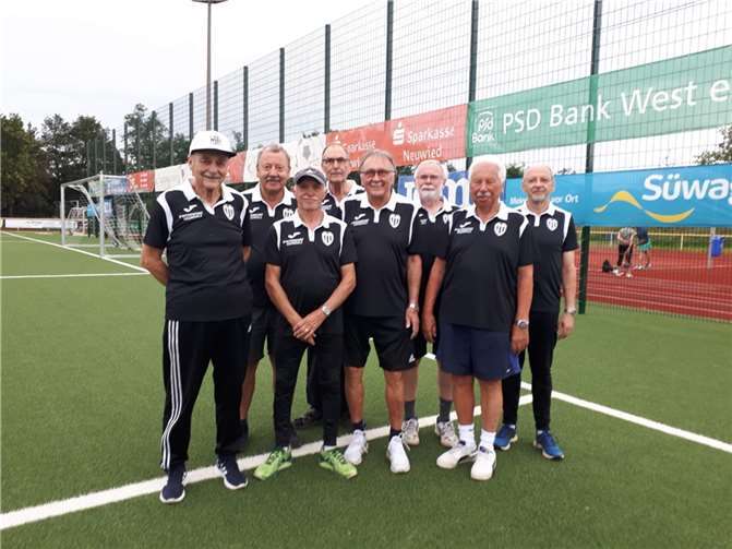 Das Stammpersonal der Sportabzeichenabnehmer und Helfer mit den neuen Trikots. Foto: VfB Linz