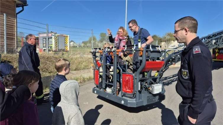 Das Staunen war groß, als die Drehleiter der Feuerwehr ausgefahren wurde. Foto: Margot Sonntag