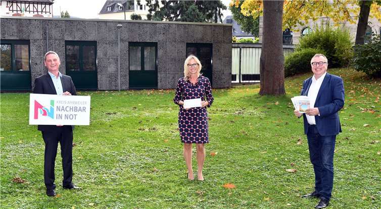 Das Steigenberger Hotel unterstützt erneut den Landrat-Hilfsfonds (v.r.n.l.): Landrat Dr. Jürgen Pföhler und Verena Zlomke (Interim Resident Manager Steigenberger Hotel Bad Neuenahr) mit Karl-Heinz Porz, Leiter der Abteilung Soziales. Foto: Ralf Schuhmann