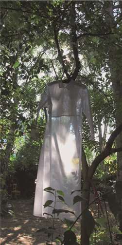 Das Sterbehemd als Inspiration für die Künstler. Gemeinde Wachtberg