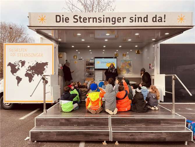 Das Sternsingermobil besuchte die Pfarrer-Bechtel-Grundschule in Mendig.  Foto: Stefanie Schwenk
