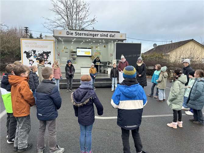Das Sternsingermobil kam an die Grundschule nach Mendig. Foto: privat