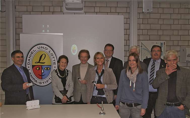 Das Stifterehepaar Lotte und Daniel Lampa (2.u.3.v.l.) mit dem Stiftungsvorstand, dem Stiftungsrat und der Schulleiterin Frau Backmann (v.l.) und Frau Laux (v.r.).privat