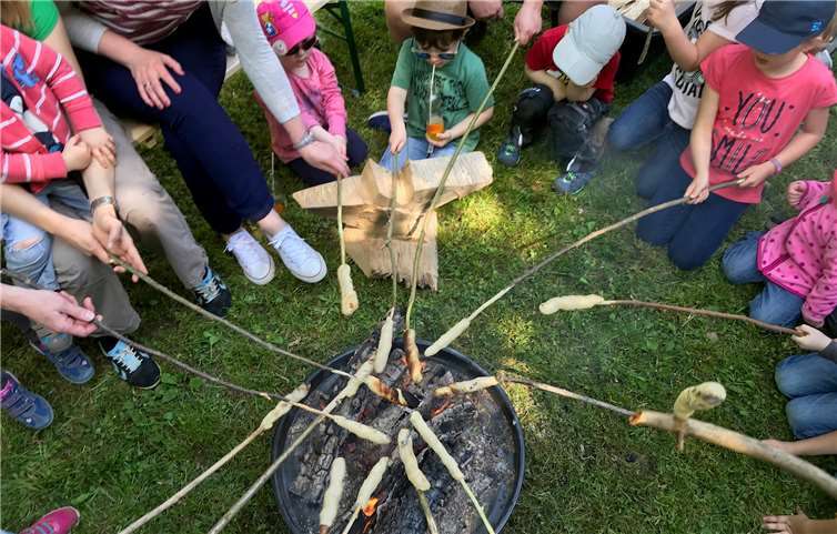 Das Stockbrot zu rösten faszinierte die Kinder besonders. privat