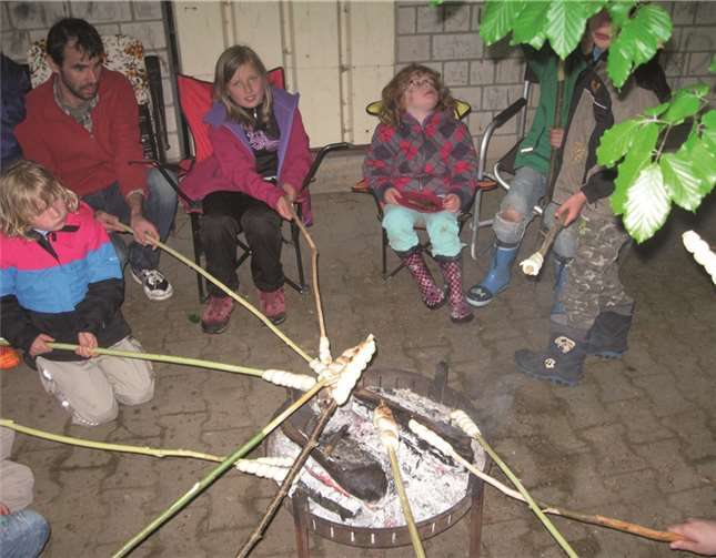 Das Stockbrotgrillen beim Vater-Kind-Camp des KC Nette Plaidt gehört einfach dazu.privat