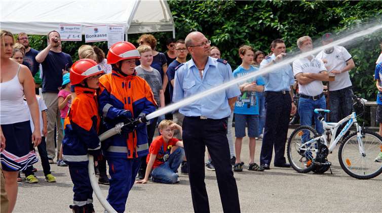 Das Strahlrohr wird zu zweit bedient, das wissendie Nachwuchs-Brandschuützer.