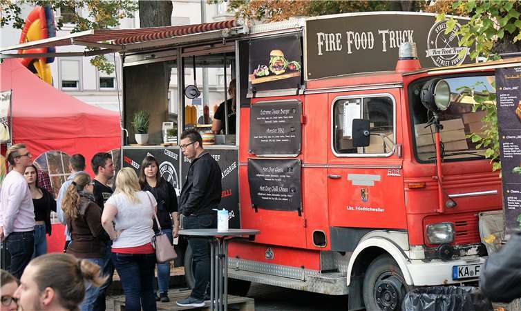 Das Streetfood wurde in High-Tech-Wagen,an rustikalen Ständen und im Feuerwehr-Oldtimer zubereitet.