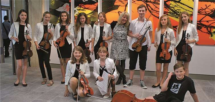 Das Streichensemble des Gymnasiums, unter Leitung von Edna Kindl, erhielt für seine musikalischen Darbietungen besonders viel Applaus. GH