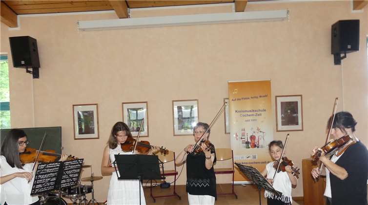 Das Streicherensemble aus der Klasse von Maria Oettmeier machte den Auftakt beim Nachwuchskonzert.