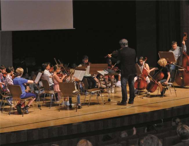 Das Streichorchester der fünften und sechsten Klassen wurde von Klaus Kreuzer geleitet.