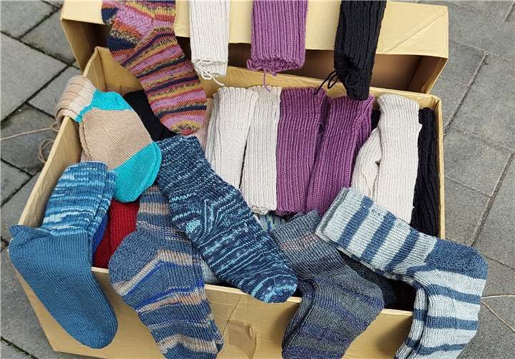 Das Strickpaket für Prof. Dr. Trabert, den „Arzt der Armen“. Foto: privat