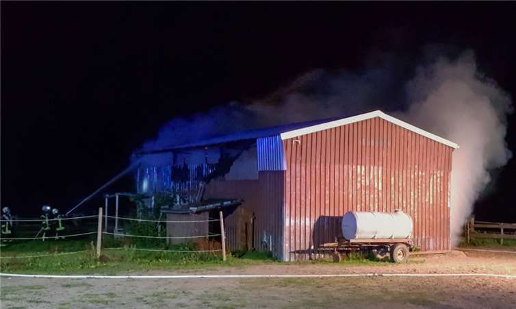 Das Stroh in dieser Scheune in Werthhoven fingaus ungeklärter Ursache Feuer. Der Brand breitete sichrasch aus und schlug auf die Scheune über. Fotos: FFW Werthhoven