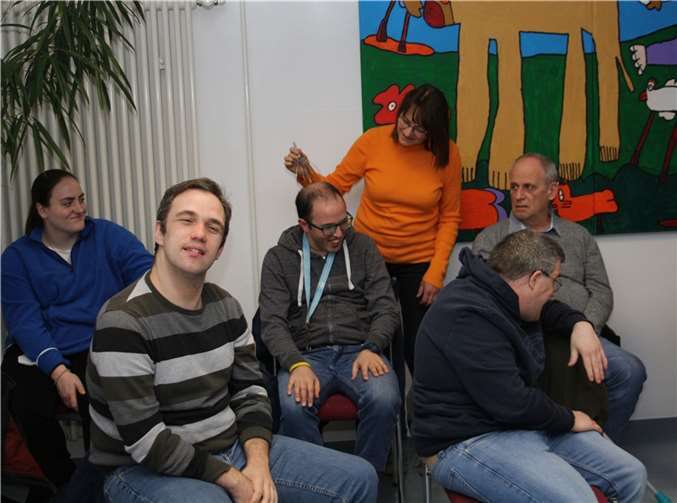 Das Stück möchte Menschen mit Behinderung dabei unterstützen, die eigenen Gefühle wahrzunehmen, zu benennen sowie Grenzen festzulegen, sollten sie überschritten werden. Quelle: Kloster Ebernach