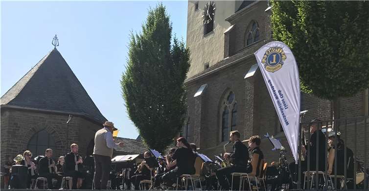 Das Symphonische Blasorchester Tomburg Winds gab ein Konzert auf dem Kirchplatz in Meckenheim.  Fotos: privat