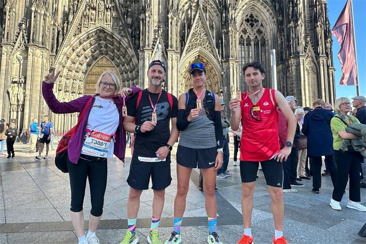 Das TGO-Staffelteam Silke Heilscher, Nils Clemens, Christina Pörtner und Thorsten Pörtner nach dem Zieleinlauf.