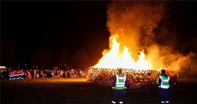 Das THW bei der Absicherung des Martinsfeuers in Mayen.