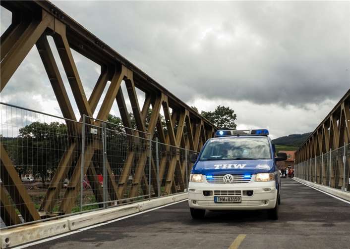 THW: Ahrtorbrücke für den Verkehr freigegeben Das THW bei der Premierenfahrt über die Brücke. Foto: Marco Zink