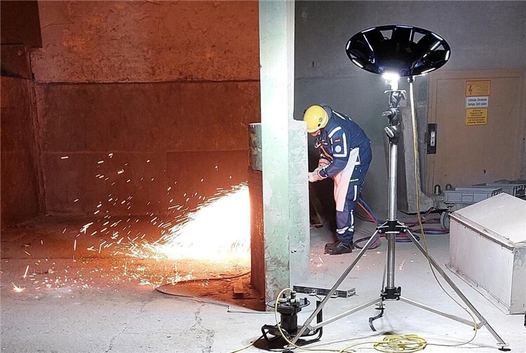 Das THW durchtrennt eine Stahlwand. Fotos: privat