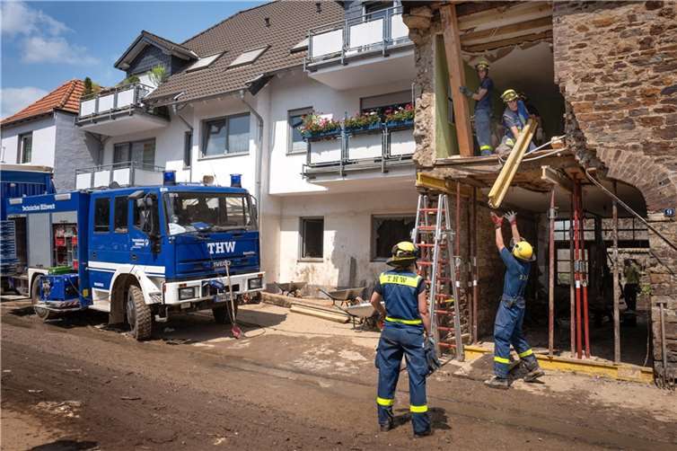 Das THW hält für weitere Maßnahmen wie Abstützen oder Einreißen Spezialistinnen und Spezialisten mit zusätzlicher Ausstattung vor. Foto: ©THW/Yann Walsdorf