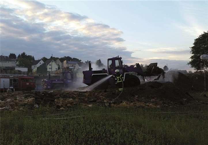 Das THW unterstützte die Löscharbeiten mit einem Radlader.privat