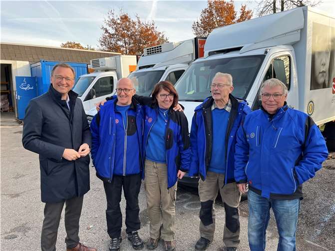 Das Tafel-Team sammelt und liefert immer – ausgesetzt wird nicht. Von links: CDU-Bundestagsabgeordneter Josef Oster, Norbert Bildhauer, Ute Dimanche, Herbert Diffenhard und Peter Bäsch.  Foto: Michaela Cetto