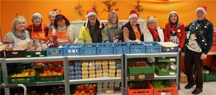 Das Tafelteam bei der Au sgabe in Weihnachtslaune.  Fotos: Dietmar Barth